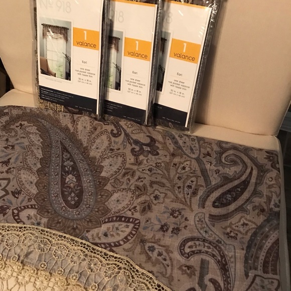 4 beautiful Valances Brand New - Picture 2 of 5